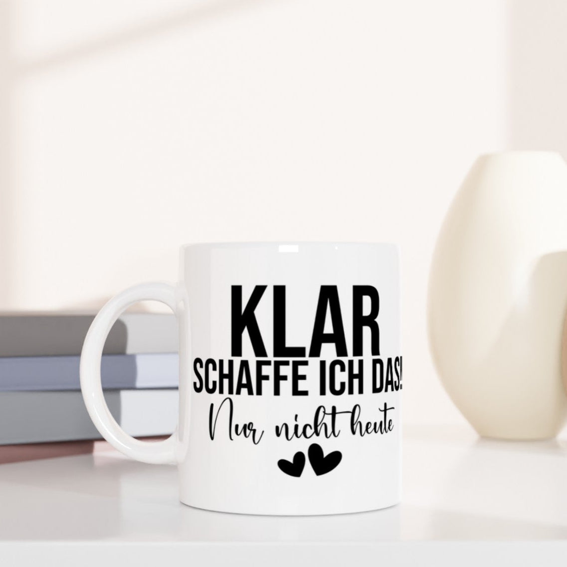 Diese lustige Kaffeetasse ist die perfekte Kombination aus Humor und Alltagstauglichkeit. Ob für Mama, Freundin oder Kollegin – sie sorgt für guten Laune beim Kaffee, Tee oder Kakao. Ideal als Überraschung zum Geburtstag, Muttertag oder einfach zwischendurch.
